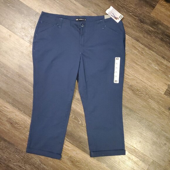 Women's New w/tags Lee Midrise Docker Crop Pants. Size 16, Dark Blue, Cuffed - Picture 1 of 3
